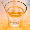So mancher Stoff wird uns seit je als gesund und dringend nötig genannt. Mineralstoffe werden uns als unbedingt wichtig nahegelegt samt den nötigen Tagesmengen – die man auch unbedingt nicht überschreiten dürfe. Ebenso sollen wir unbedingt eine tägliche Wassermenge zu uns nehmen, am besten obendrein natriumarm